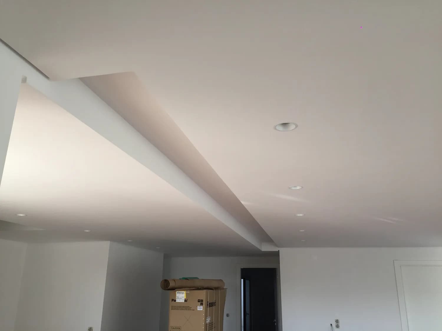 Detalhe de sanca de luz com acabamento impecável em drywall