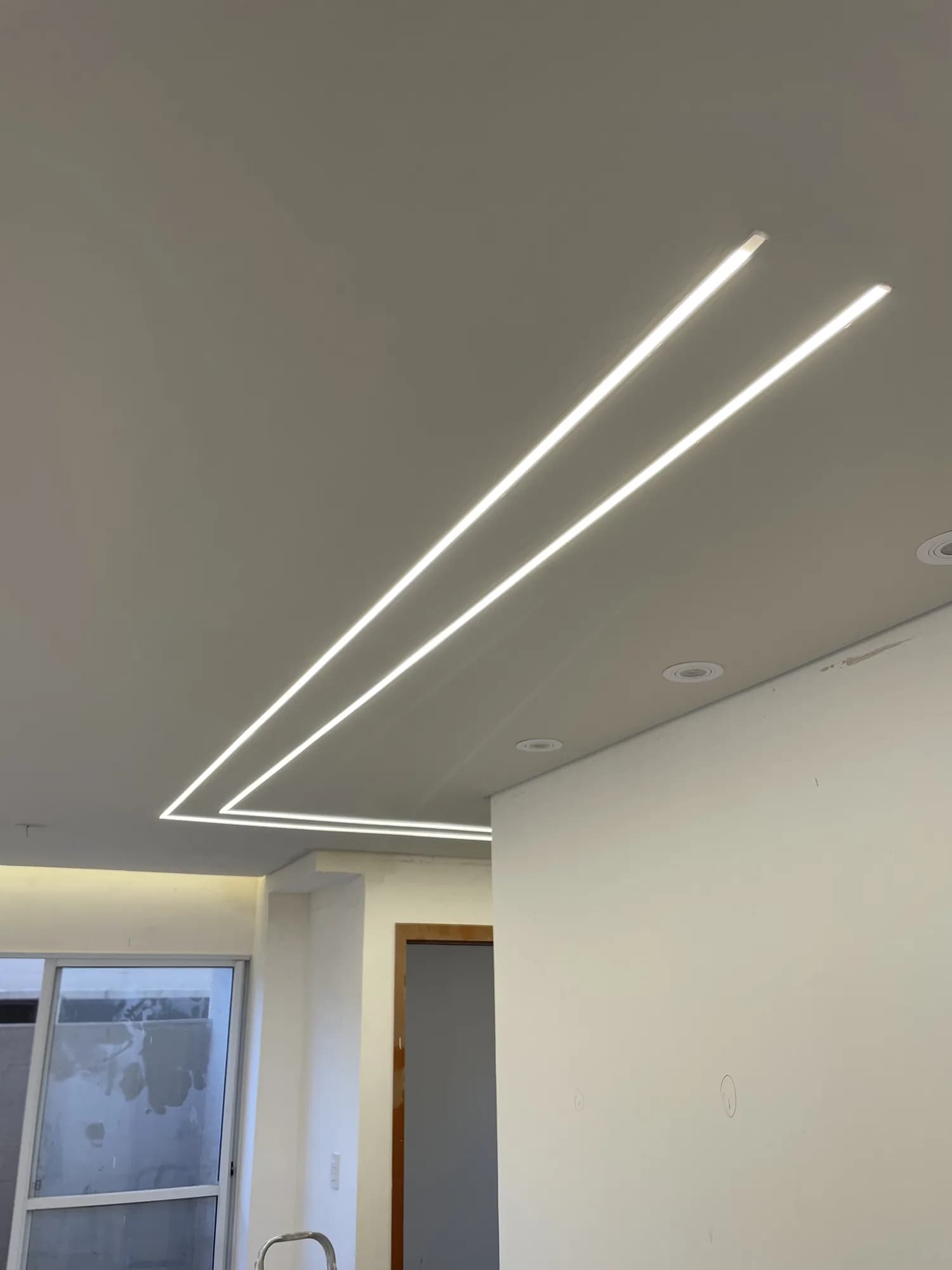 Projeto residencial com forro e sanca de luz embutida em drywall