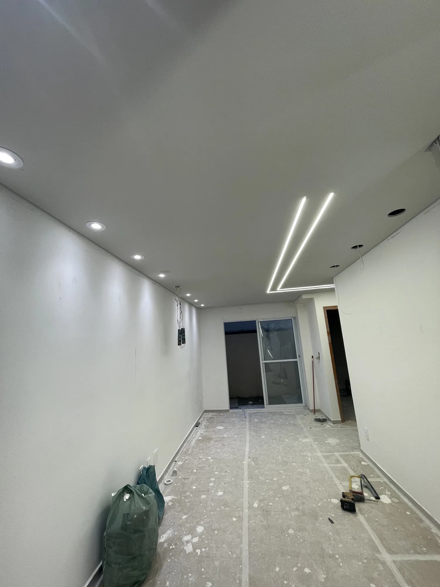 Corredor com iluminação linear embutida em sanca de drywall