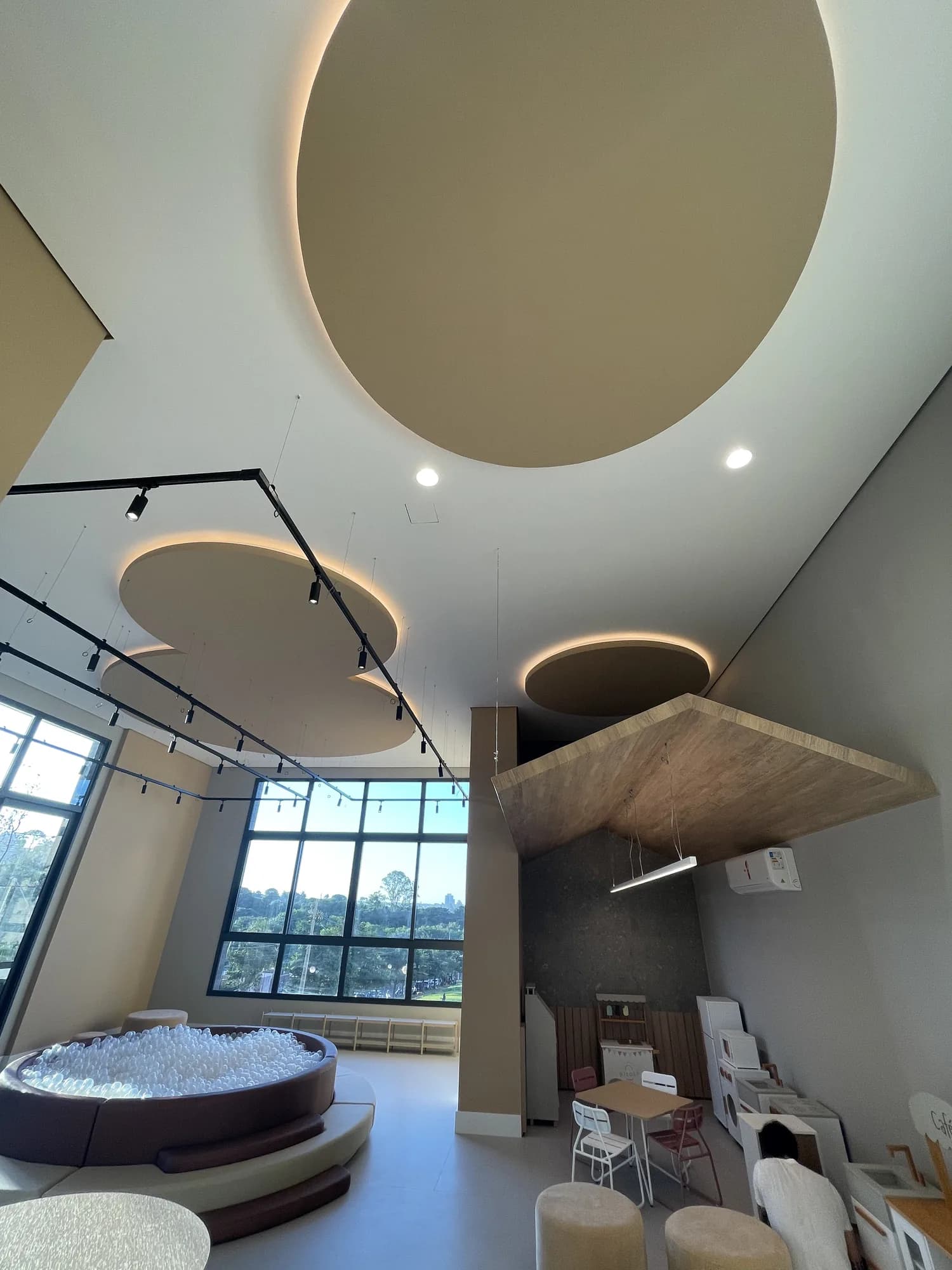Interior comercial de alto padrão com forro em drywall